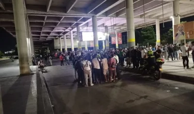 Usuarios de Transmetro desesperados por falta del servicio en el Portal de Soledad. 