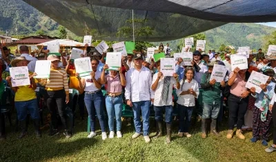 Presidente Petro entregando títulos de tierra en El Aro.