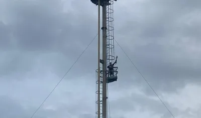 Indígenas protestando en la planta de gas. 