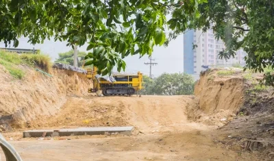 Aspecto de la zona donde cedió el pavimento en el puente de la calle 30. 