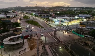 El puente peatonal que se va desmontar en la carrera 27 con Circunvalar (El de la parte inferior).