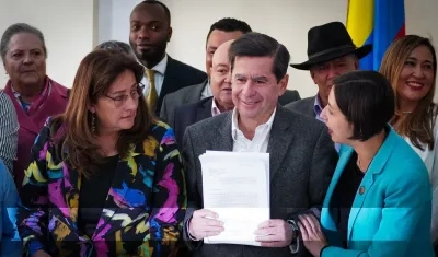 Juan Fernando Cristo, ministro del Interior, al radicar el proyecto de ley. 