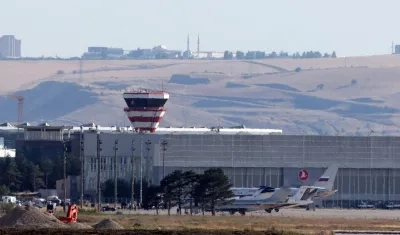 Un avión del gobierno ruso y aviones privados se ven en el Aeropuerto Esenboga en Ankara, Turquía, donde se realizó intercambio.