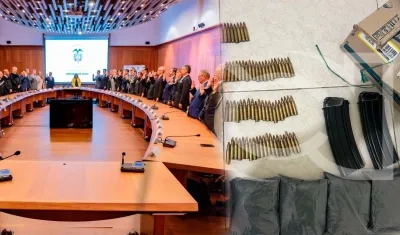 Sala plena de la Corte Suprema y las armas incautadas.