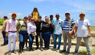 Alcalde en compañía de los pescadores.