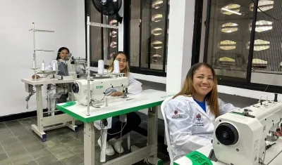 Tres de las pospenadas trabajando en la planta de alta confección inaugurada en Barranquilla