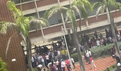 Estudiantes se aglomeran en el sitio donde cayó el joven.