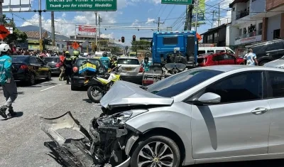 Vehículo chocado en accidente de tractomula.