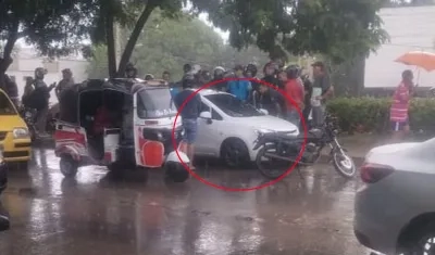 Vehículo donde asesinaron a hombre en Las Moras etapa 4.