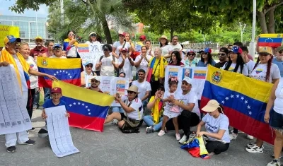 El grupo de venezolanos que protesta en la Plaza de la Paz.