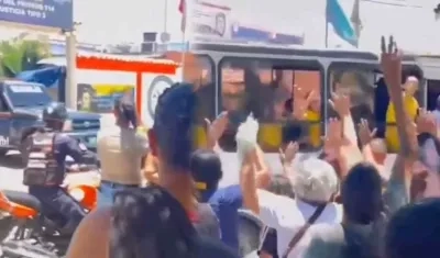 Momento en que capturados son supuestamente trasladados de cárcel.