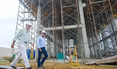 El gobernador Verano visitando la obra.