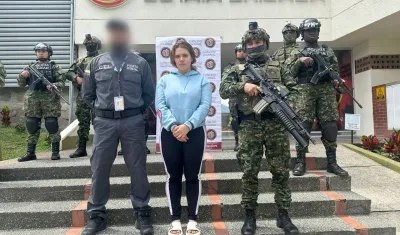 Autoridades junto con la mujer capturada.