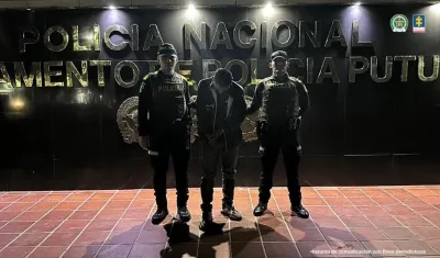 Uniformados junto al capturado.