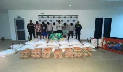 Uniformados junto a los capturados y elementos recuperados.