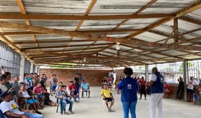Trabajadores de la Defensoría del Pueblo con habitantes del Chocó.
