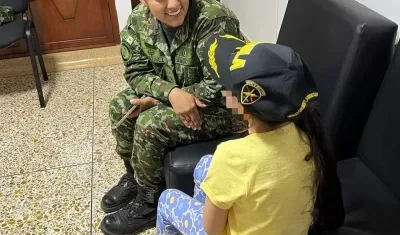 Autoridades junto a la menor rescatada.