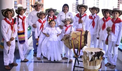 Escuela 'Herederos Ancestrales', alcaldesa de San Jacinto, Merly Viana Pérez y el  director de la Corporación Folclórica y Artesanal, Armando Tapia. 