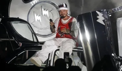 J Balvin canta durante la presentación de su nuevo disco 'Rayo'.