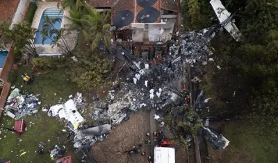 Agentes de policía científica de Brasil trabajando en las investigaciones. 