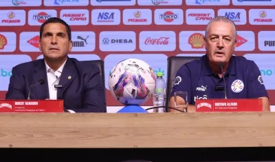 Robert Harrison, presidente de la Asociación Paraguaya de Fútbol, y Gustavo Alfaro, nuevo entrenador.