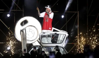  J Balvin canta durante la presentación de su nuevo álbum 'Rayo'.