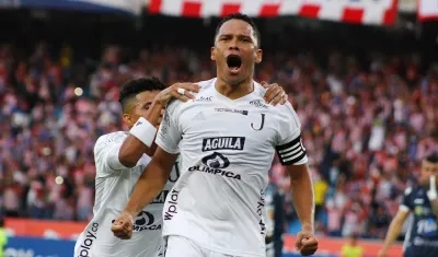 Carlos Bacca aspira a seguir aumentando su registro de goles con Junior ante Colo Colo.