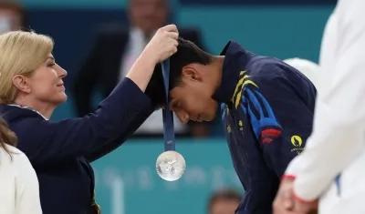 El colombiano Ángel Barajas cuando recibía la medalla de plata. 