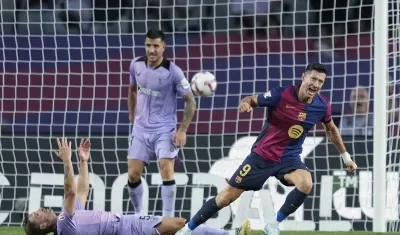Robert Lewandowski celebra tras marcar el segundo gol del Barcelona. 