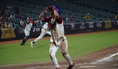 Adniel Quiles pisa al plato y anota la carrera del triunfo para Puerto Rico. 