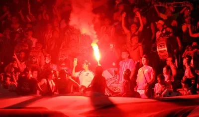 Una de las bengalas que fueron encendidas en las tribunas del Metropolitano. 