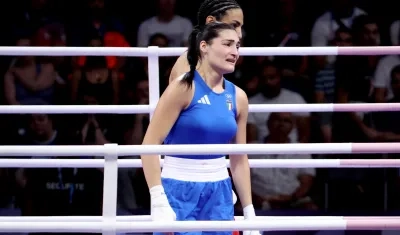 La italiana Angela Carini no aguantó el llanto tras su derrota ante Imane Khelif.