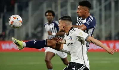 Edwin Herrera despeja la pelota ante el asedio de Lucas Cepeda. 