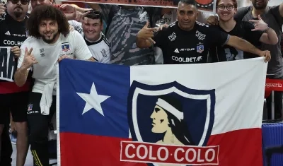 Grupo de hinchas del Colo Colo que recibió al equipo albo en el aeropuerto Ernesto Cortissoz.