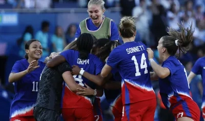 Jugadoras de Estados Unidos celebran haber logrado la medalla de oro..