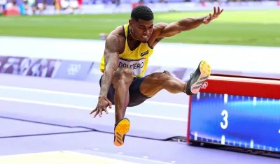 Arnovis Dalmero durante su actuación en el salto de longitud en París 2024.