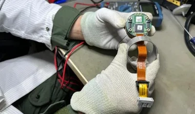 Son dos grabadores, uno de voz con las conversaciones en la cabina y otro de datos con todas las informaciones del vuelo.