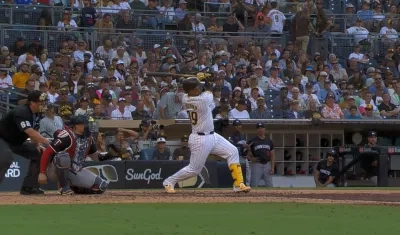 Dónovan Solano conectó su jonrón tras entrar como bateador emergente.