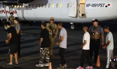 Migrantes esposados antes de ser deportados.