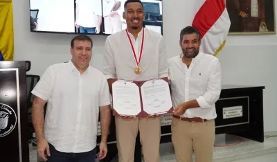 Jaime Echenique en medio de David Ashton, presidente de la Asamblea, y el diputado Estéfano González.i