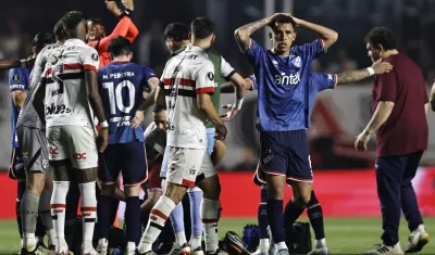 Jugadores de Nacional y Sao Paulo preocupados por la situación del jugador Juan Izquierdo.