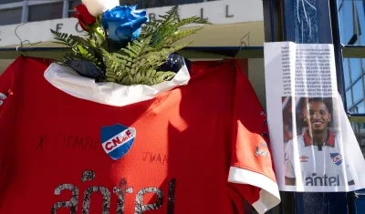 Una camiseta de Nacional al lado de la fotografía de Juan Izquierdo.