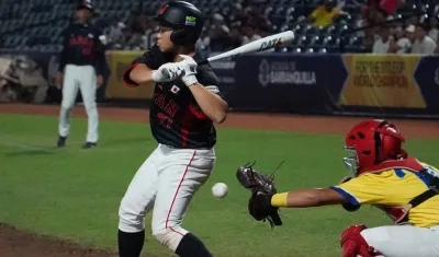 Acción del juego entre Colombia y Japón en el estadio Édgar Rentería. 