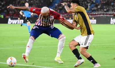 Jermein Peña en un duelo con Marcos Bolados, durante el partido contra Colo Colo.