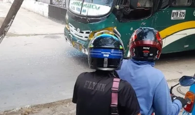 Bus de Lolaya tras recibir los impactos de bala.