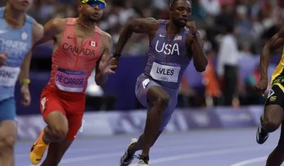 Noah Lyles en acción durante la serie eliminatoria de los 200 metros planos.