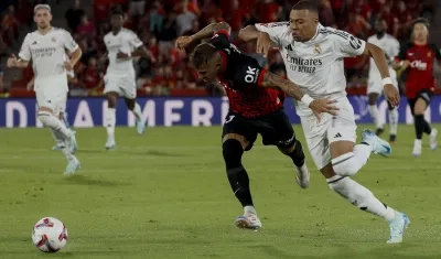 Kylian Mbappé en un duelo con Pablo Maffeo.