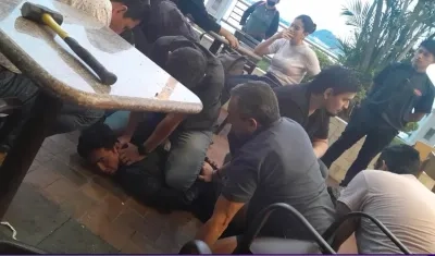 Personas en el lugar de los hechos lograron detener al agresor.