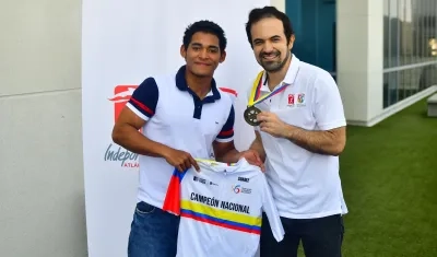 Nicolás Olivera con Iván Urquijo, director de Indeportes Atlántico.