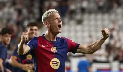 Dani Olmo festeja el gol con el cual le dio la victoria al Barcelona.